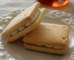 バニラクリームを挟んだサブレ