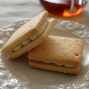 バニラクリームを挟んだサブレ