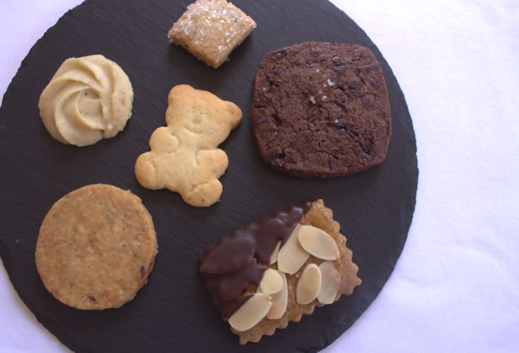 いろいろな食感とお味の違いを楽しむとっておきの私の焼き菓子BOX作り。